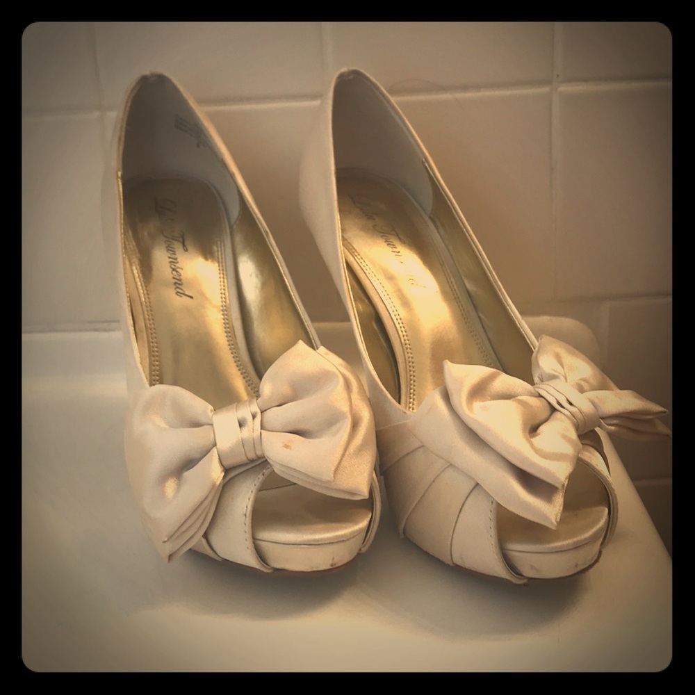 Lulu Townsend Creme heels